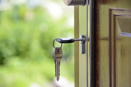 Спад с две трети на сделките с имоти през март