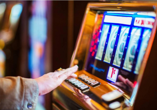 Наземните казино зали намаляват, ръста на онлайн залозите се увеличава