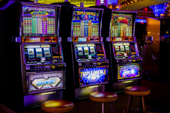 Как бумът на онлайн казината повлия на локалните игрални зали?