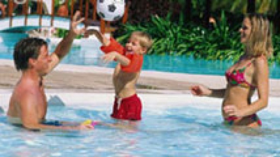 Фамилният басейн - спасяващо от летни жеги удоволствие

