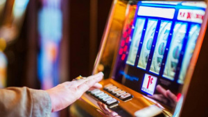 Наземните казино зали намаляват, ръста на онлайн залозите се увеличава